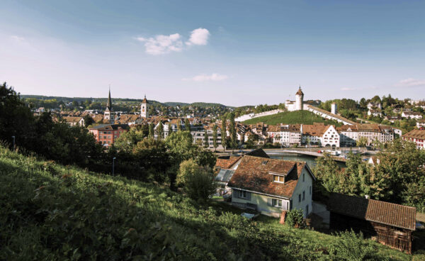 Die Stadt Schaffhausen: Blick über den Rhein, die Rhybadi bis zum Munot