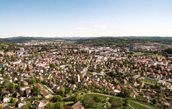 Die Stadt Winterthur: Blick vom Wolfensberg über die Stadt mit dem Sulzer-Hochaus, der Altstadt bis hin zu den Ostschweizer Alpen.